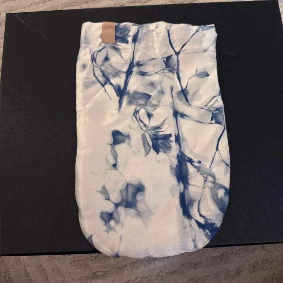 Lunya silk eye mask in Whisper Bloom - Picture 3 of 11